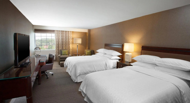 Четырёхместный клубный номер Standard Sheraton Pittsburgh Airport Hotel