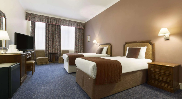 Трёхместный номер Standard Ramada by Wyndham Crawley Gatwick