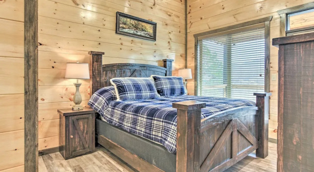 Smoky Mountain Hideaway w/ Hot Tub, Deck & Views!