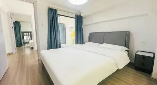 Люкс с 2 комнатами Yijiu Apartment (Kunming Railway Station Shuangqiao Night Market Style Street)