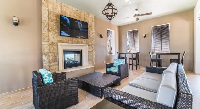 8873 Rhodes Street, Buchen Sie Hotel Hotels in Four Corners mit Pool, Schwimmbad
