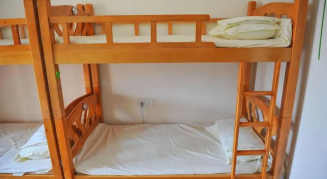 Кровать в общем номере (мужской номер) Yi Jia Ren Hostel