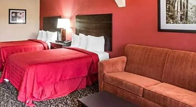 Четырёхместный люкс Quality Inn & Suites Griffin