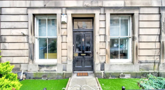 Intriguing 4-bedroom Main Door Apt Near Old Town