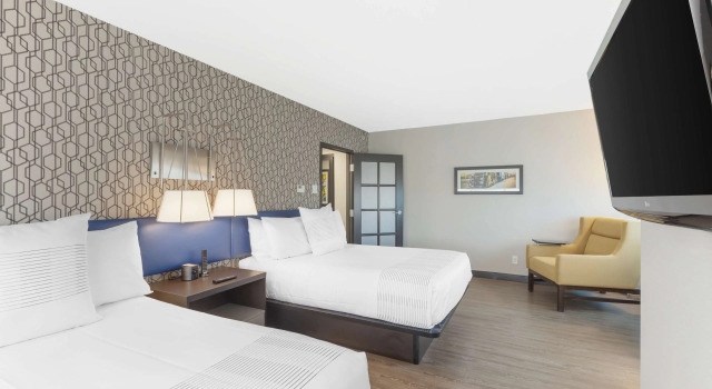 Четырёхместный люкс GLō Best Western Mississauga Corporate Centre