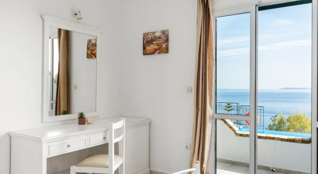 Four-Bedroom Villa Eleni by Konnect, with Private Pool & Stunning Seaview, Забронировать Вилла Виллы Барбати, Вилла
