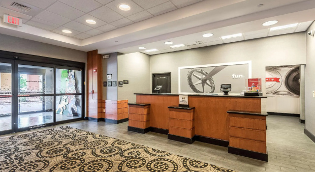 Hampton Inn & Suites Orlando-South Lake Buena Vista, Забронировать Отель Лейк Буэна Виста Орландо, рядом с Lake Buena Vista Factory Stores