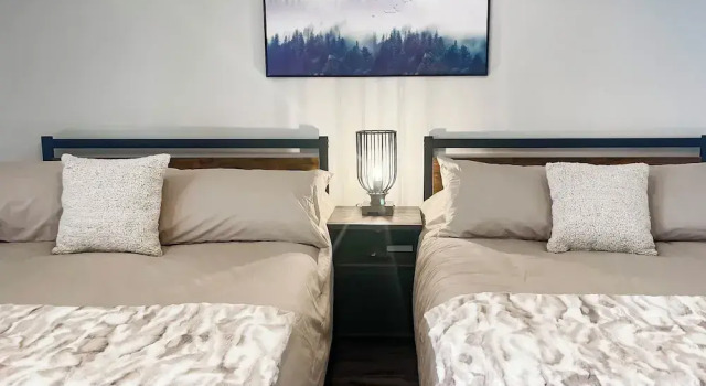 Четырёхместный номер Deluxe Alaska Lake + Lodge at Longmere