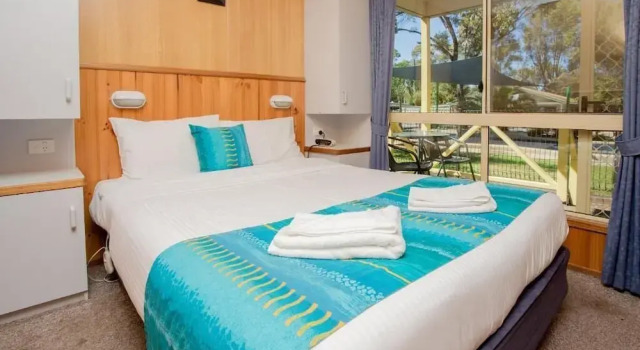 Номер Economy с 2 комнатами с балконом и с видом на бассейн Shepparton Holiday Park
