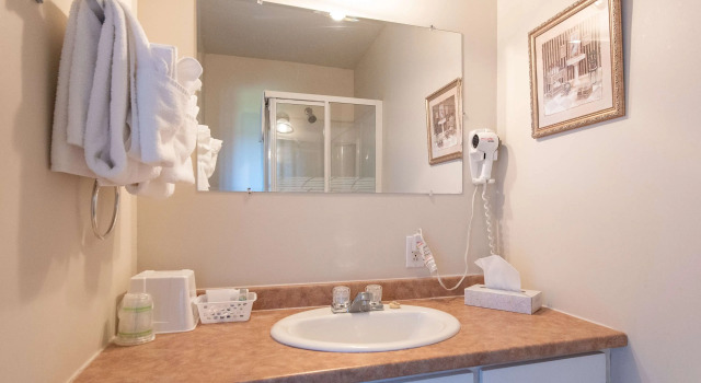 Люкс Deluxe Canadas Best Value Inn & Suites Summerside