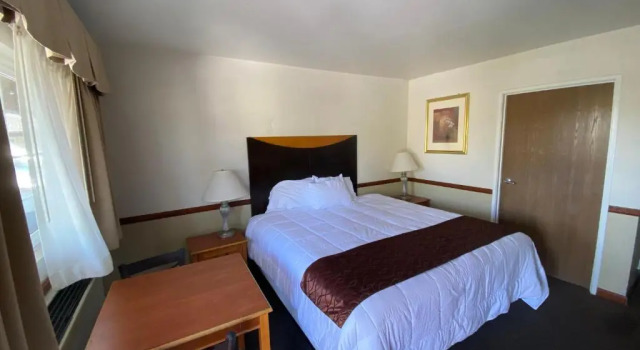 Студия Town and Country Inn