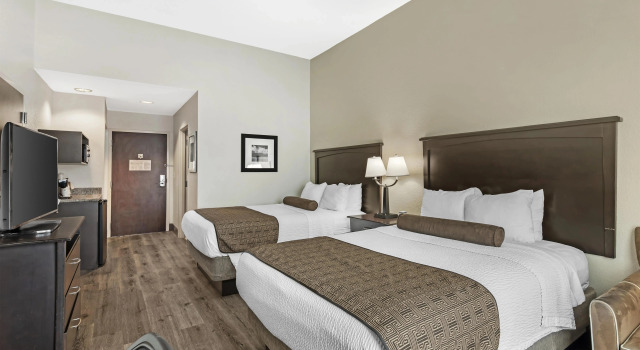 Четырёхместный номер Standard Best Western Plus Chain of Lakes Inn & Suites
