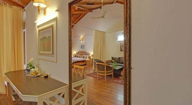 Neelesh Inn - Luxury Lake View Resort with Swimming Pool on Bhimtal Lake, Rezerwuj Hotel Hotele w Uttarakhand z basenem, Basen