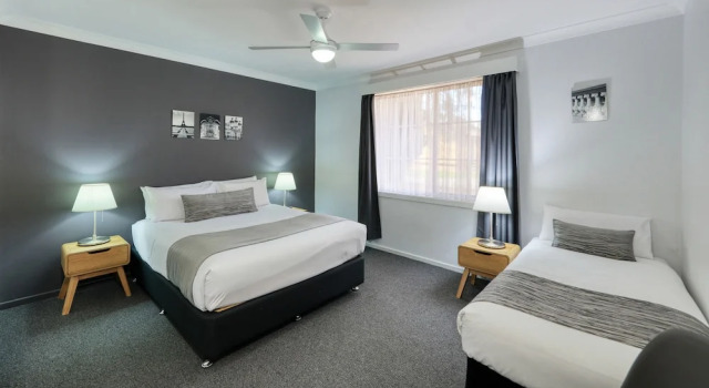 Семейные апартаменты с 2 комнатами Colonial Motel & Apartments