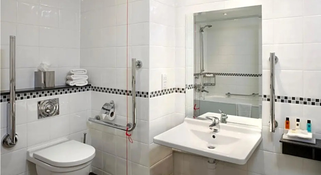 Четырёхместный номер Standard Crowne Plaza Heathrow