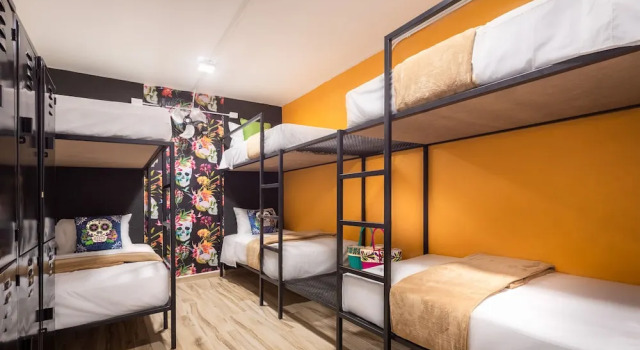 Łóżko w pokoju wieloosobowym i balkonem Casa Kanabri Hostal Boutique - Hostel