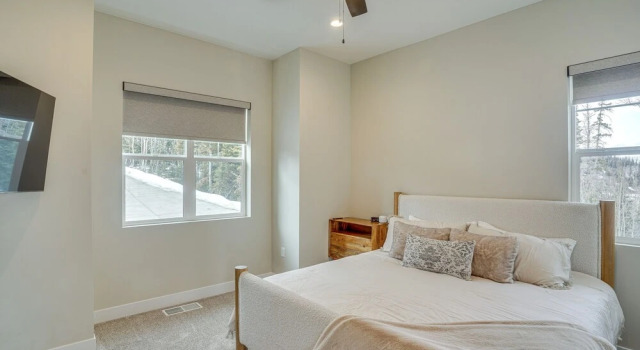 Spacious Utah Escape w/ Balcony & Mountain Views!, Rezerwuj Dom wakacyjny Hotele w Iron County z parkingiem, Parking