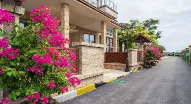 Liangting Boutique Holiday B&B (Houhai Duty-Free City Store)