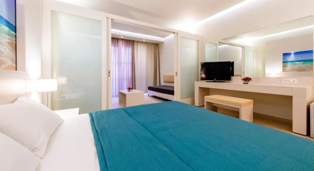 Полулюкс с видом на бассейн Lindos White Hotel & Suites
