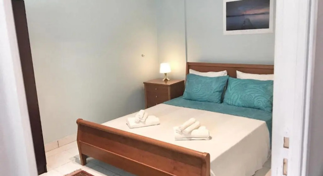 Renovated apt 100m from beach WiFi AC