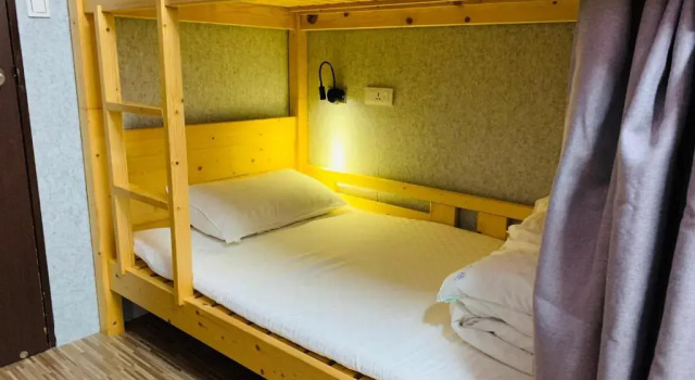 Bett im Wohnheim (Frauenwohnheim) Golden House