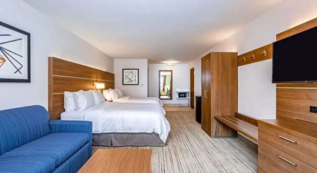 Люкс с 2 комнатами Holiday Inn Express & Suites Elkhart North by IHG