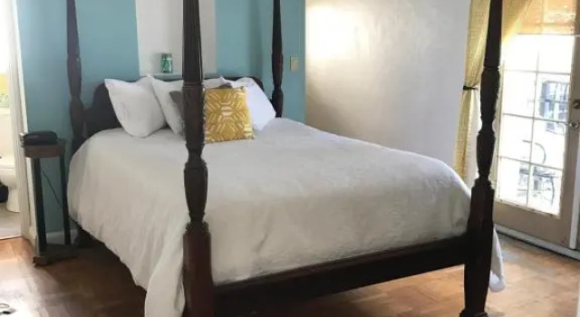 Двухместный номер Standard с балконом Courtyard Villa Hotel