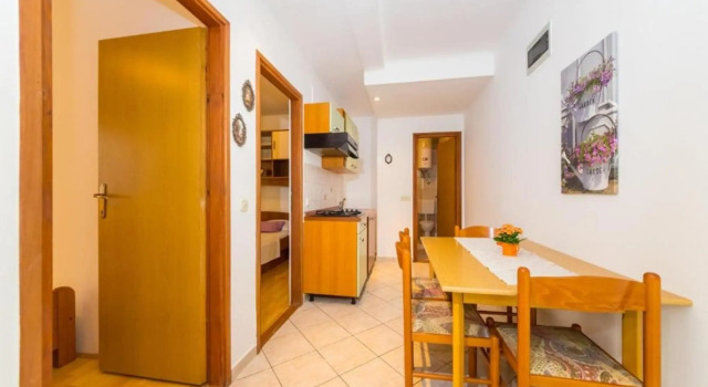 San - Comfortable and Great Location - A1, Rezerwuj Hotel Povljana 