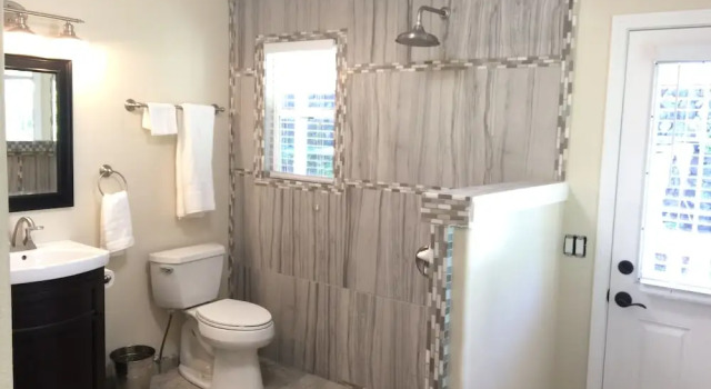 Семейный коттедж с балконом и с видом на залив Aaron’s cottage