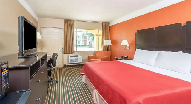 Номер Standard Howard Johnson by Wyndham Historic Lake Charles