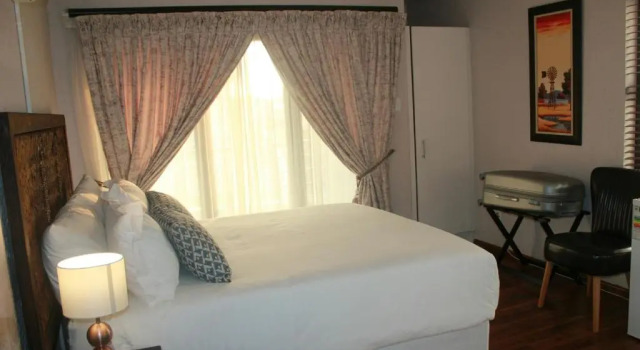 HWH Guesthouse Middelburg, Забронировать Отель Мидделбург Мпумаланга, рядом с Midwater Shopping Centre Middelburg