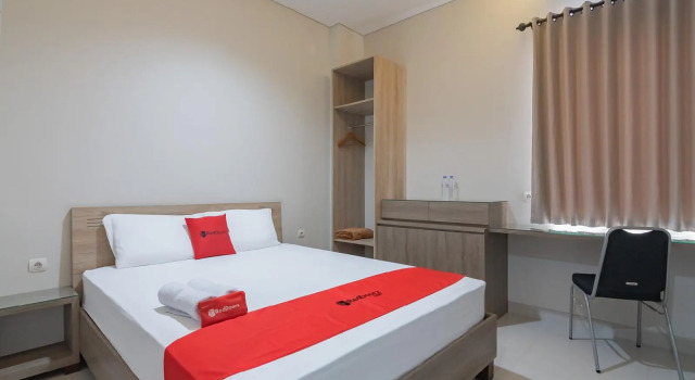 RedDoorz Plus @ Cirebon City Center, Rezervasyon Otel North Cirebon West Java