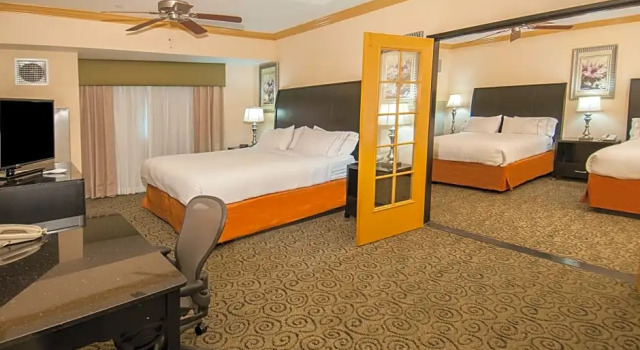 Шестиместный люкс Holiday Inn Express and Suites Bakersfield Central by IHG
