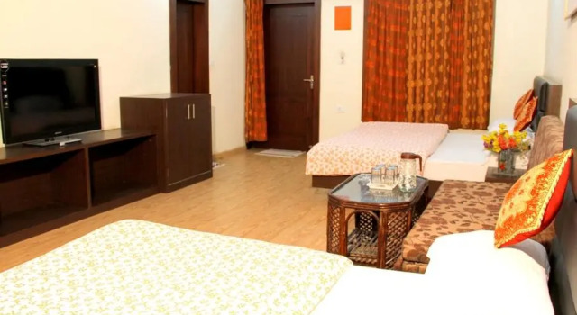 Travellers Paradise Nainital, Rezervovat Hotel Nainital Uttarakhand