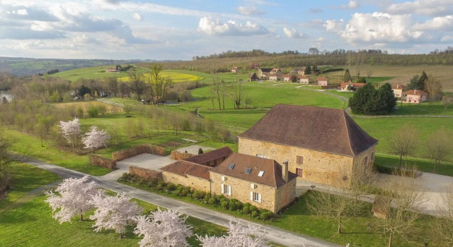 Cottage on a Beautiful Lake With a Lovely Garden and Courtyard, Prenota Casa vacanze Saint-Médard-d'Excideuil 
