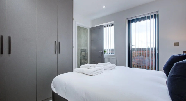 Семейные апартаменты Hybrid Resi - Uxbridge, On-site CAR or VAN parking, near London Heathrow Airport