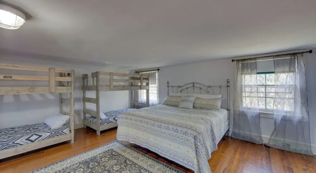Коттедж 3-acre Property: Charming Dutch Country Colonial