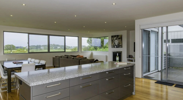 10 Sands Bvd, Book Hotel Torquay 