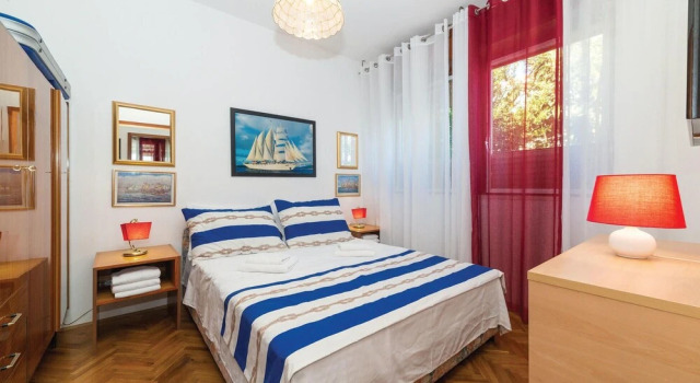 Amazing Home in Seget Donji With Wifi and 5 Bedrooms, Забронировать Дом для отпуска Виллы Трогир, рядом с Пляж Филипс Марина, Вилла