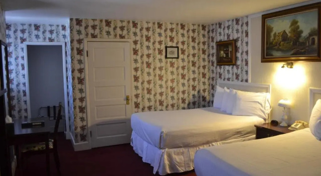 Четырёхместный номер Standard Copper Queen Hotel