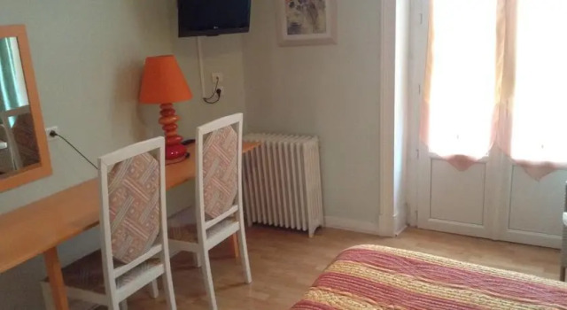Hotel Universel, Забронировать Отель Виши Allier, рядом с Célestins Spring