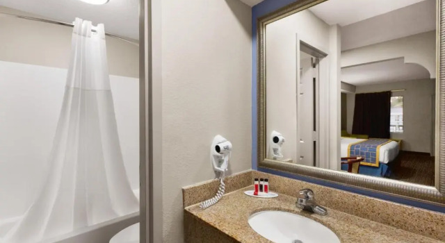 Номер Standard Days Inn & Suites by Wyndham Savannah Midtown