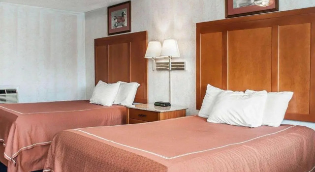 Четырёхместный номер Standard Rodeway Inn & Suites Niagara Falls