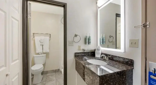 Двухместный номер Standard с балконом Best Western Airport Albuquerque InnSuites Hotel & Suites