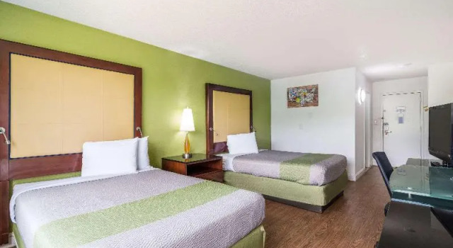 Номер Standard Econo Lodge Airport near Billy Graham Parkway