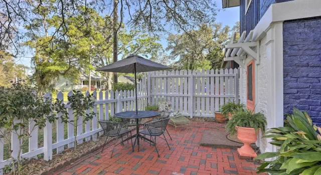 Коттедж с 3 комнатами с балконом Coastal, Walkable Home in Historic Southport!