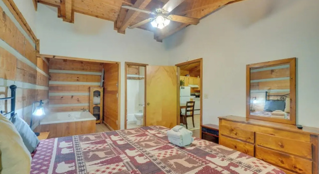 6 Mi to Dtwn Gatlinburg: Romantic Cabin w/ Deck!