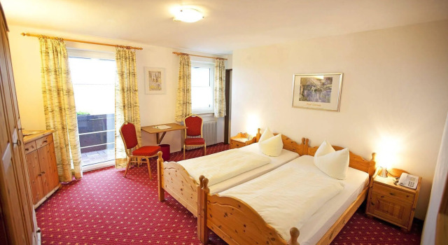 Alpenhotel Ohlstadt, Varaa Hotelli Hotellit Das Blaue Land uima-altaalla, Uima-allas