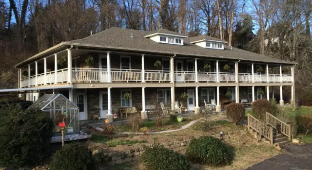 Апартаменты Calhoun House Inn & Suites