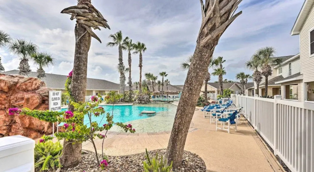 Sunny Townhome w/ Pool Access ~ 1 Mi to Beach